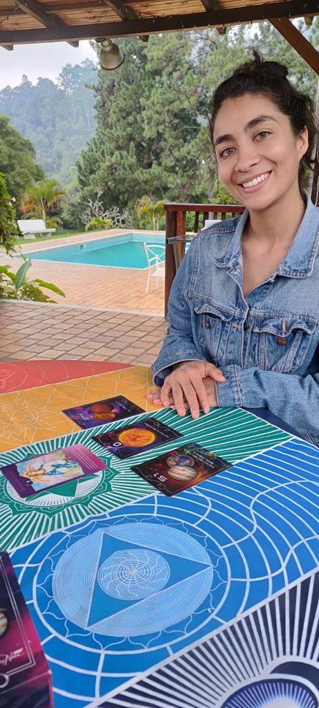 chica sonriendo por la lectura de cartas logicas