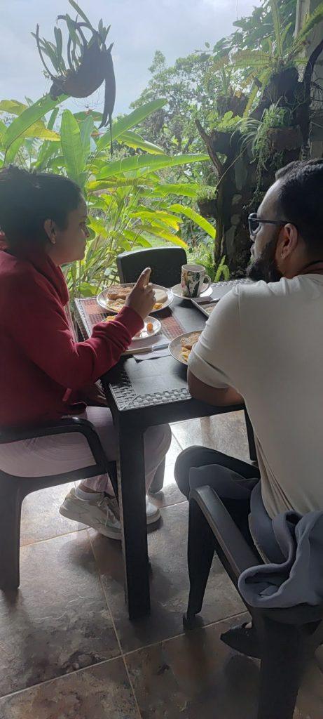 pareja disfrutando su almuerzo