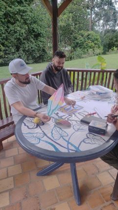 personas exponiendo su ancla de bienestar creado por ellos